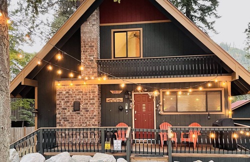 Leavenworth House | Fantastic three level home central to Stevens and downtown Leavenworth! HOT TUB*