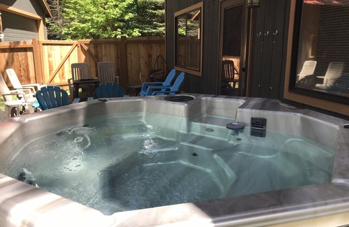 Leavenworth House | Fantastic three level home central to Stevens and downtown Leavenworth! HOT TUB*