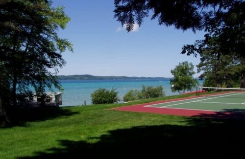 Bellaire House | Fantastic Torch Lk Waterfront Cottage A ~Hot Tub- Tennis/pklbl Crt ~ Kayaks-SUP