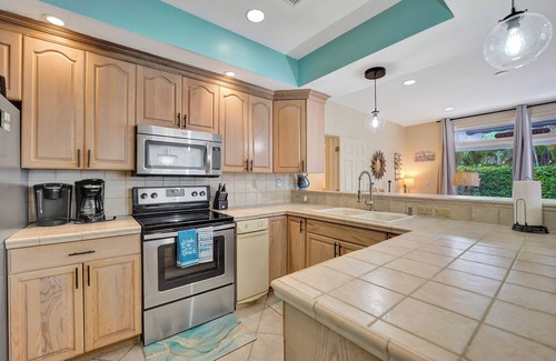 Lauderdale-by-the-Sea House | FANTASTICAL LOCATION 2.5 blocks Publix, Beach, Dining,Shops All Waiting for YOU!