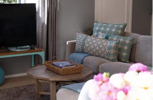 Middleton House | Farm Stay & Private Beach at Pear Tree Cottage