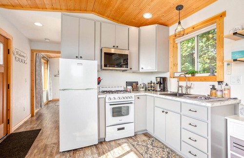 Lynden House | Farm Stay |Views*Hot Tub*Cozy.Quiet