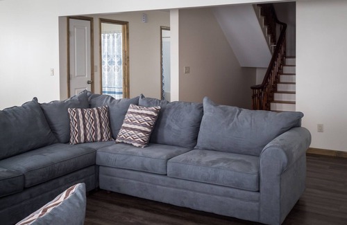 Jonestown House | Farm View - perfect for families