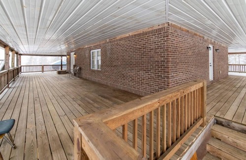 Campton House | Farmhouse by the Lake with FAST Fiber Internet + Washer/Dryer!