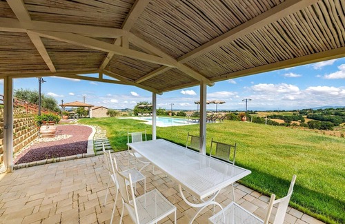 Cignano Villa | Farmhouse in Tuscany with Pool and Hill Views
