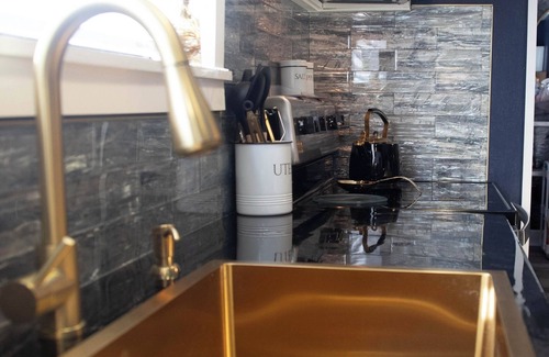Noble Other | Farmhouse outskirts of Norman’s “Okla. University” fastWiFi, 2-75”TVs, KING BED