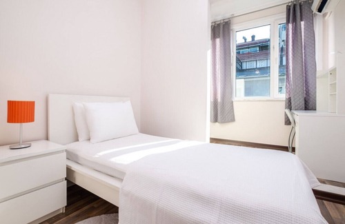 Nisantasi Apartment | Fascinating Flat near Citys Mall with Terrace