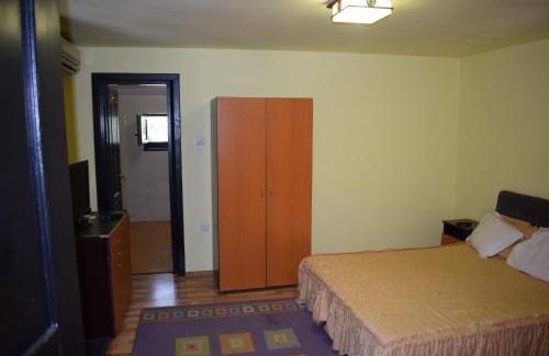 Rosiorii de Vede Hotel | Fata verde - La Padure