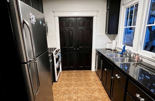 East End Cottage | Fatherland Cottage within walking distance of popular areas in Nashville.