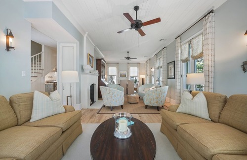 Seaside House | Featured in Coastal Cottage Magazine! Seaside Ave. Location + 2 Adult Bikes!