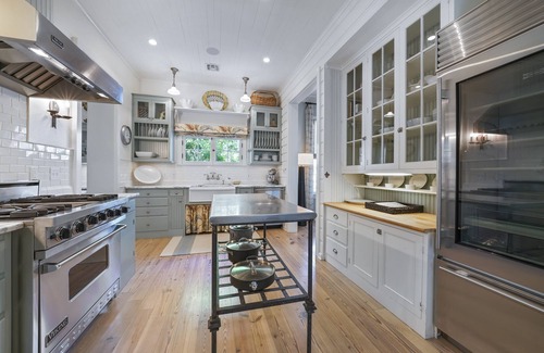 Seaside House | Featured in Coastal Cottage Magazine! Seaside Ave. Location + 2 Adult Bikes!