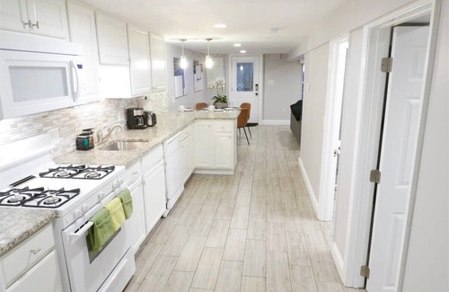 Bloomingdale Apartment | Federalist Style Rowhouse sleeps 4 with parking