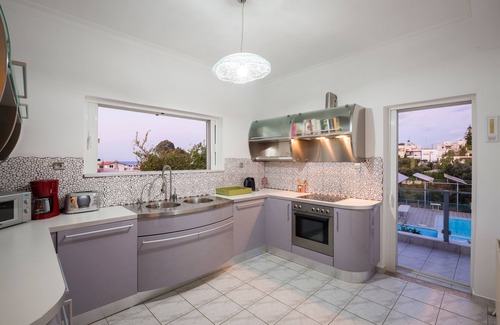 Kato Galatas House | Feel like Home, sunlight apartment, seaview & pool