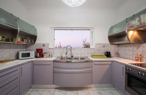 Kato Galatas House | Feel like Home, sunlight apartment, seaview & pool