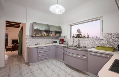 Kato Galatas House | Feel like Home, sunlight apartment, seaview & pool