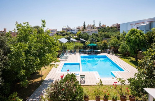 Kato Galatas House | Feel like Home, sunlight apartment, seaview & pool