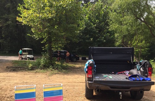 Byrdstown House | Feelin Jolly is only steps away from a secluded cove on Dale Hollow Lake