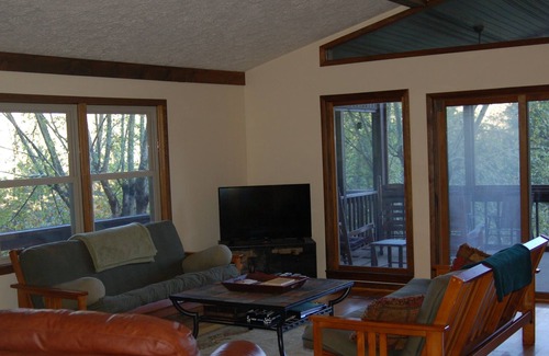 Byrdstown House | Feelin Jolly is only steps away from a secluded cove on Dale Hollow Lake