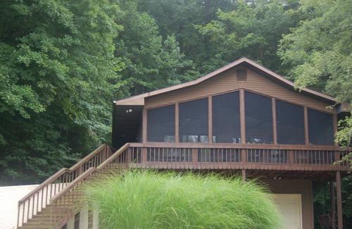 Byrdstown House | Feelin Jolly is only steps away from a secluded cove on Dale Hollow Lake