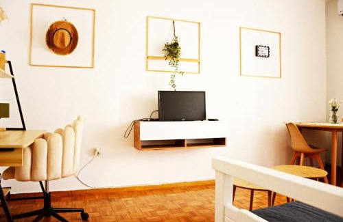 Thissio Apartment | Feeling Home Athens, Thiseio