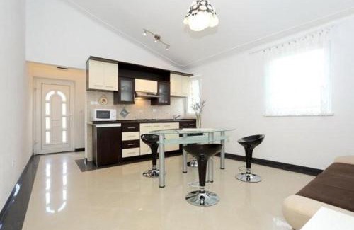 Gornji Karin Apartment | Ferienapartment Mit Balkon Für Fünf Personen