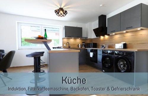 Hockelheim House | Ferienhaus Höckelheim- 300qm - 3 Wohnungen - 12 Zimmer - bis 18 Gäste - Kleinkinder reisen gratis - für Familien und Gruppen - Küchen mit Spülmaschine Backofen, Mikrowelle - Smart-TV - WLAN - Fußbodenheizung, Klimaanlage & Raffstores - nähe Göttingen