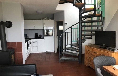 Zandt Apartment | Ferienhaus mit 2 Schlafzimmern, Kaminofen, Terrasse und Garten