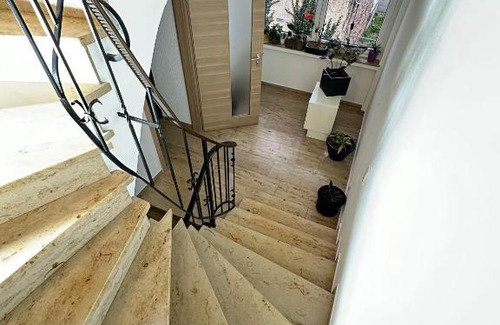 Munstermaifeld Apartment | Ferienwohnung Apolo