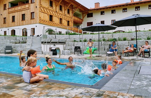 Chieming Apartment | Ferienwohnung Badesteg, 1-5pers., 2sep. SZ, Balkon mit Bergblick