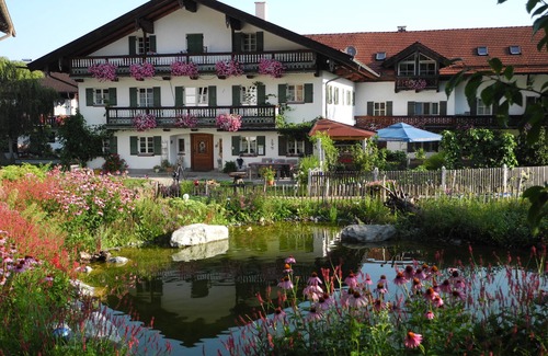 Bad Feilnbach Apartment | Ferienwohnung "Birne" 55 qm bis 2 Personen, 2. Obergeschoss, 1 separates Schlafzimmer, Südbalkon.