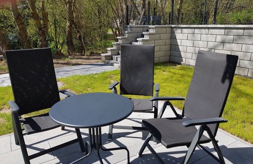 Sankt Johann Apartment | Ferienwohnung Eifelglück mit Terrasse