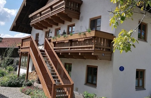 Chieming Apartment | Ferienwohnung für 2-4 Personen, 1 Sep. Schlafzimmer und Balkon in Chieming-laimgrub