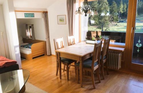 Muhldorfl Apartment | Ferienwohnung Farchanter Alm mit Schlafzimmer, Wohnzimmer und Schlafnische