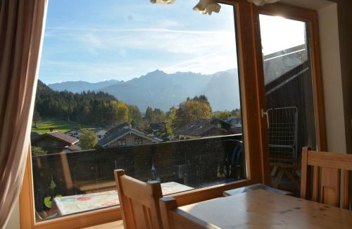 Muhldorfl Apartment | Ferienwohnung Farchanter Alm mit Schlafzimmer, Wohnzimmer und Schlafnische