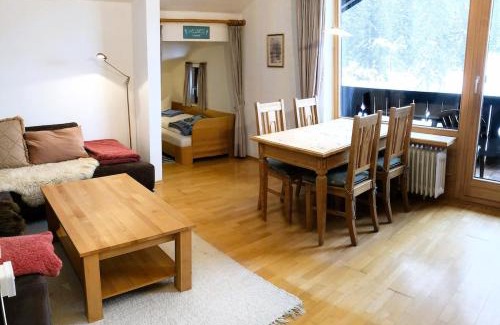 Muhldorfl Apartment | Ferienwohnung Farchanter Alm mit Schlafzimmer, Wohnzimmer und Schlafnische