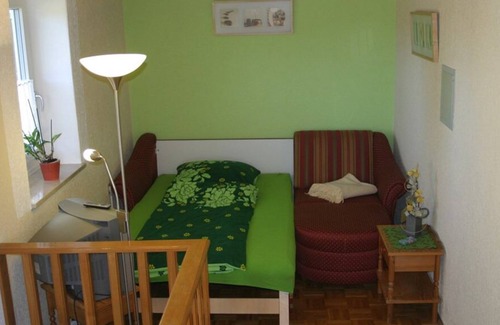 Waldmuenchen Apartment | Ferienwohnung in Idyllisch Gelegenem Haus mit Bachlauf Umrahmt von Wiesen und Feldern