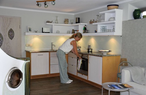 Gstadt Apartment | Ferienwohnung mit Großem Hellen Raum und Kachelofen