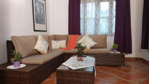 El Guincho Apartment | Ferienwohnung mit kleiner Innenhof-Terrasse im mediterranen Stil