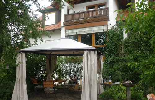Oberthulba Apartment | Ferienwohnung mit Überdachter Pergola und Großer Terrasse