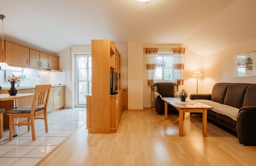Bad Birnbach Apartment | Ferienwohnung mit Balkon (Altbau) in familiärem Ambiente