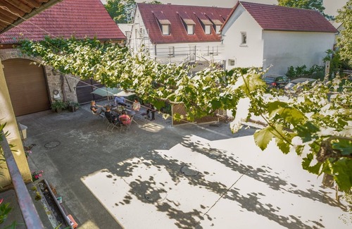 Dettelbach Apartment | Ferienwohnung mit sonniger Terrasse und gemütlichem Garten
