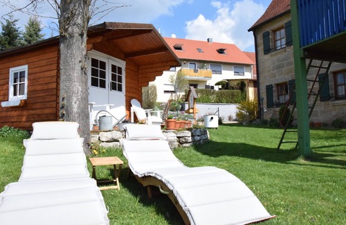 Stockheim Apartment | Ferienwohnung mit sonnigem Balkon & Seeblick