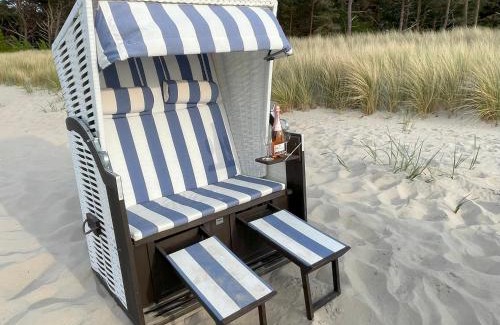 Zempin Apartment | Ferienwohnung Tine mit Balkon, Fahrrädern und Strandkorb im Sommer