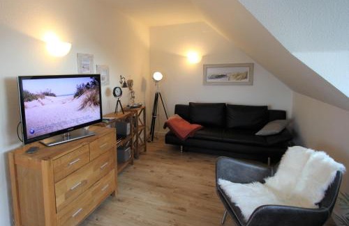 Zempin Apartment | Ferienwohnung Tine mit Balkon, Fahrrädern und Strandkorb im Sommer
