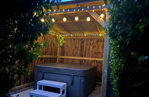Saltburn-by-the-Sea Cabin | Fernlea Luxury Shepherds Hut - Sleeps 2 & Hot Tub