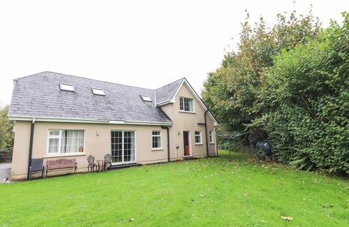 Killarney Cottage | FERNWOOD, pet friendly, with open fire in Killarney, County Kerry