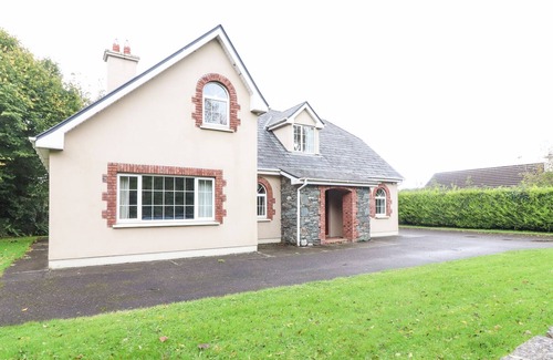 Killarney Cottage | FERNWOOD, pet friendly, with open fire in Killarney, County Kerry
