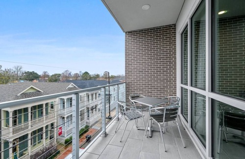 Bywater Condo | Festive Luxury Condo Near the Quarter with Balcony