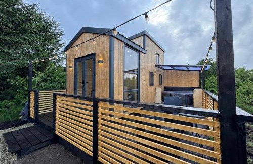 Fivemilebourne Apartment | Fiadh Rua Cabin - with Private Outdoor Hottub Pet Friendly