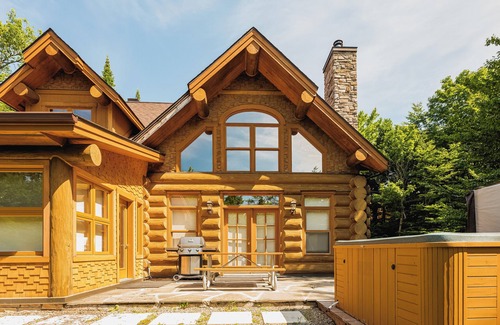 Fiddler Lake Resort House | Fiddler Lake Resort Chalet + Private Jacuzzi